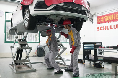 南宁四职校获得新能源汽车运用与维修赛项第一名